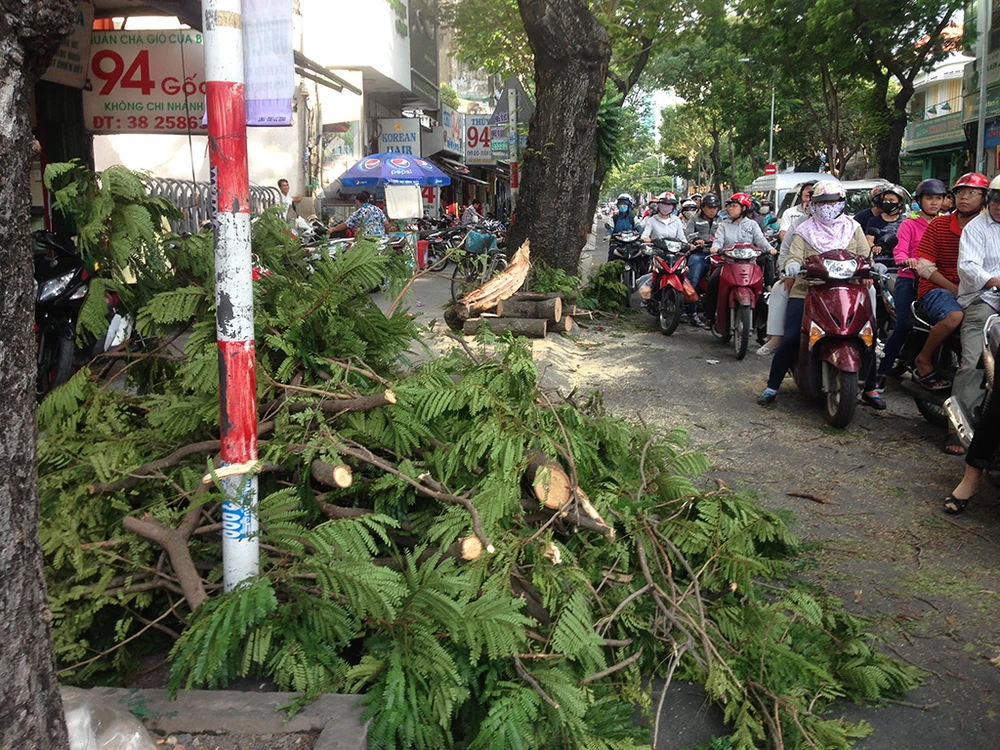 Lực lượng chức năng nhanh chóng có mặt tiến hành dọn dẹp hiện trường, khắc phục sự cố. 
